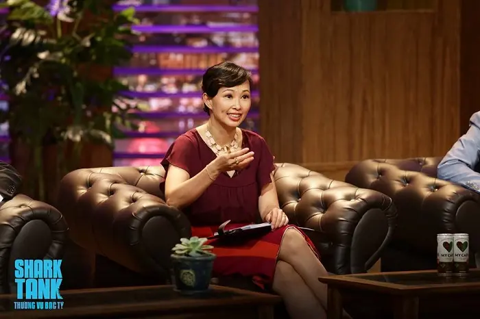 Shark Linh ngồi trong trường quay Shark Tank