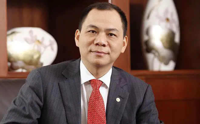 Ông Phạm Nhật Vượng ngồi tại bàn làm việc