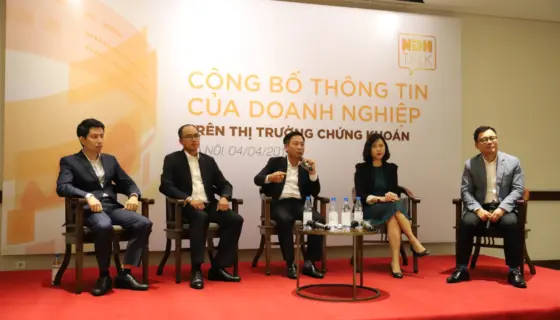 Năm diễn giả ngồi trên sân khấu toạ đàm NDH Talk, phông nền ghi “Công bố thông tin của doanh nghiệp trên thị trường chứng khoán”, Hà Nội ngày 4/4/2019.