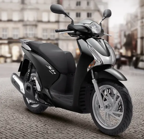 Xe Honda SH màu bạc đen, chụp ngoài trời