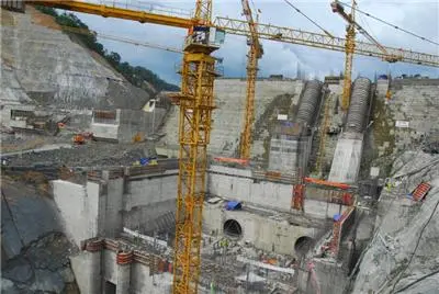 Công trường thuỷ điện đang thi công với nhiều cần cẩu
