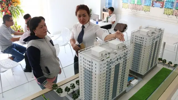 Khách hàng xem mô hình dự án căn hộ tại sàn giao dịch