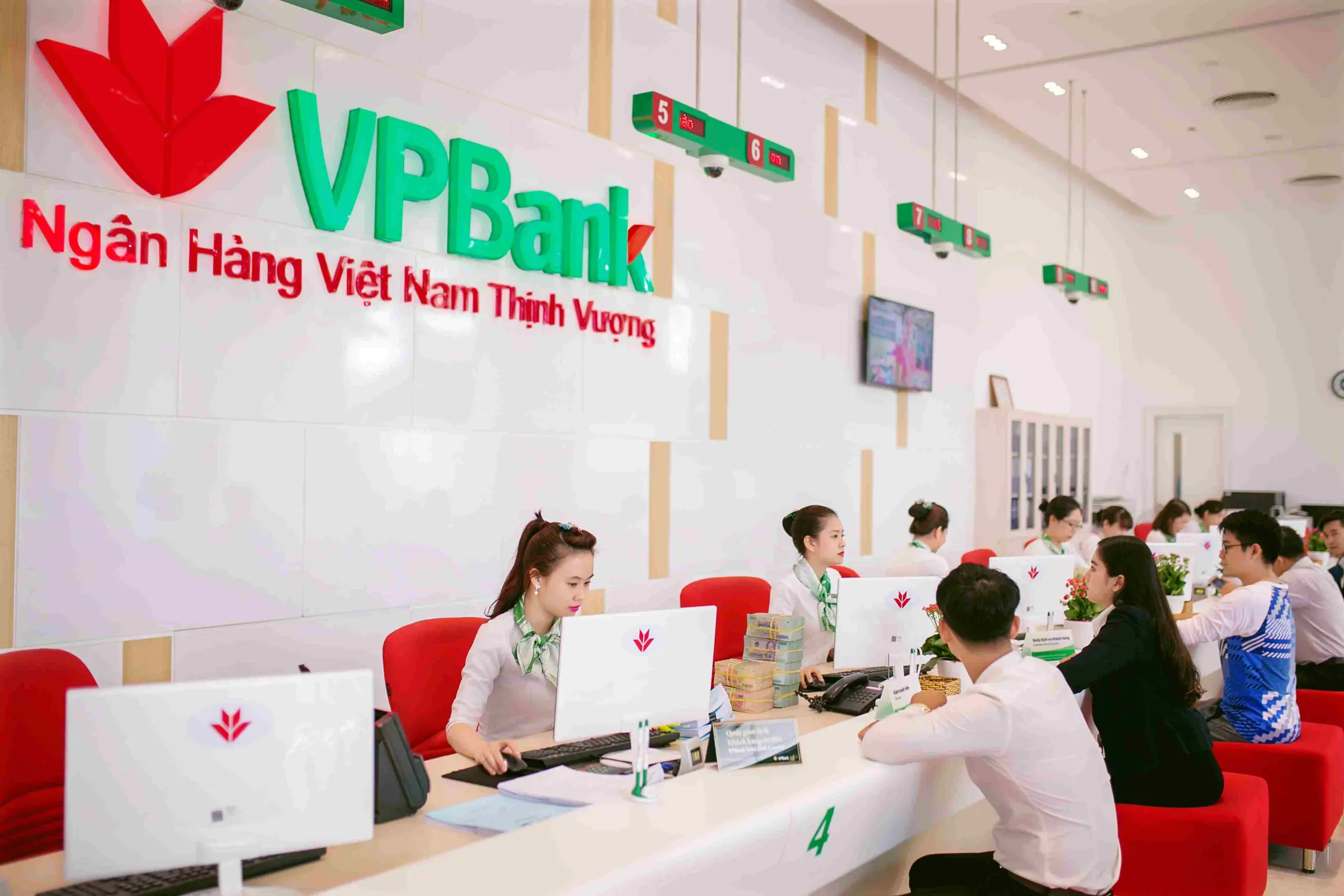 Quầy giao dịch VPBank với nhân viên đang phục vụ khách hàng