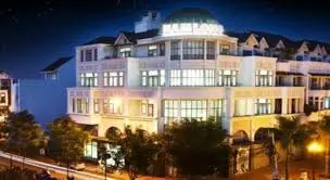 Toà nhà thấp tầng lên đèn vào buổi tối