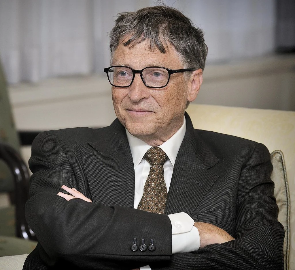 Bill Gates khoanh tay, ngồi trong một buổi trò chuyện