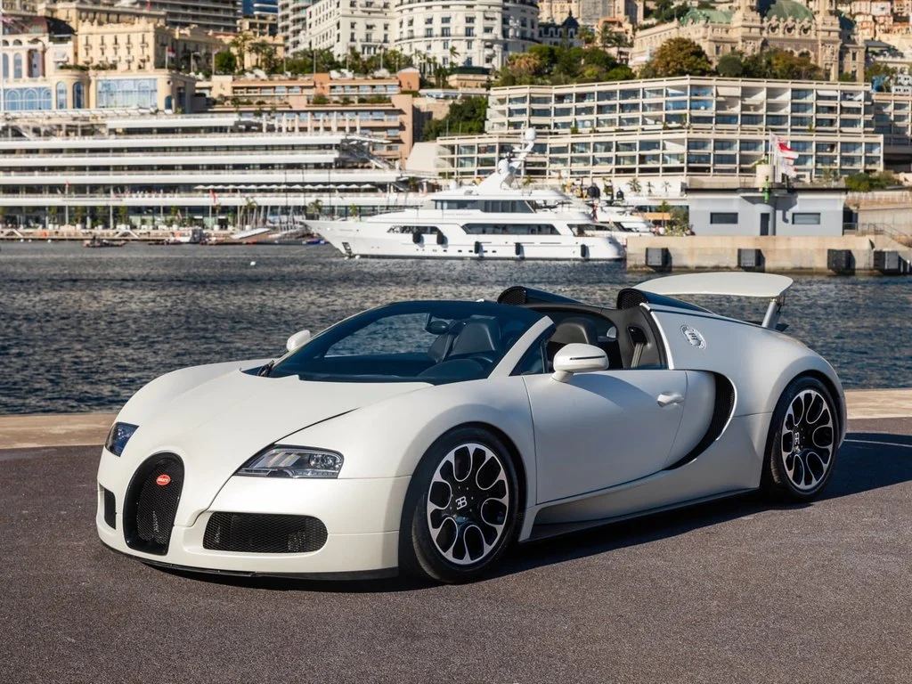 Siêu xe Bugatti Veyron Grand Sport màu trắng đỗ bên bến du thuyền
