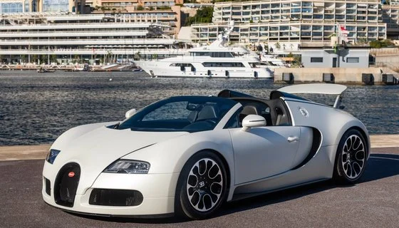 Bugatti Veyron Grand Sport màu trắng đỗ bên bến du thuyền Monaco