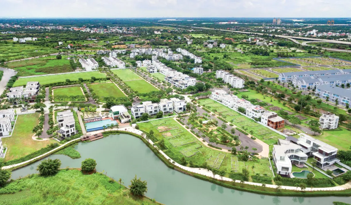 Ảnh chụp từ trên cao khu nhà ở thấp tầng với hồ nước và sân golf