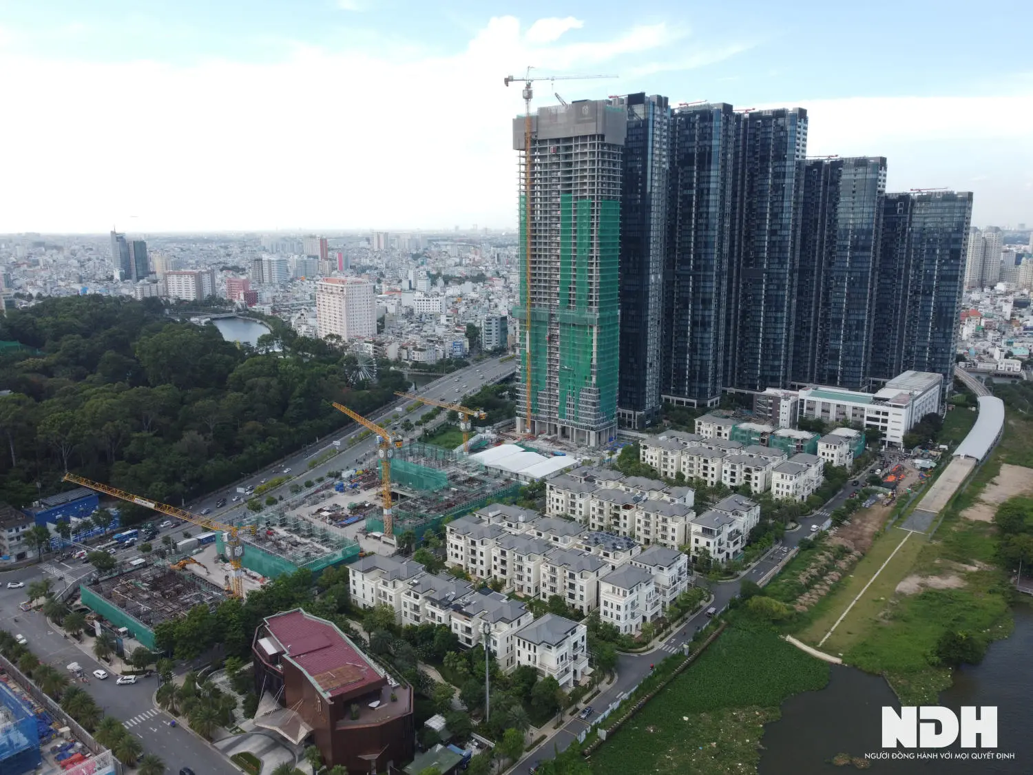 Ảnh từ trên cao khu phức hợp căn hộ và nhà thấp tầng đang xây dựng