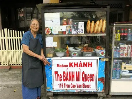 Bà chủ đứng bên xe bánh mì Madam Khánh - The Bánh Mì Queen ở Hội An