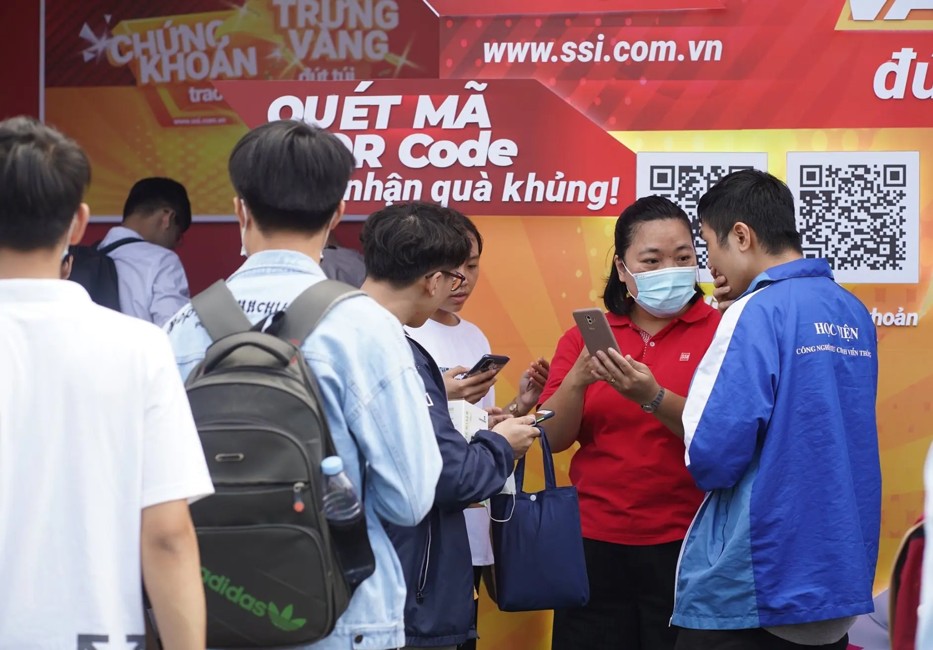 Bạn trẻ quét mã QR tại quầy SSI để nhận quà