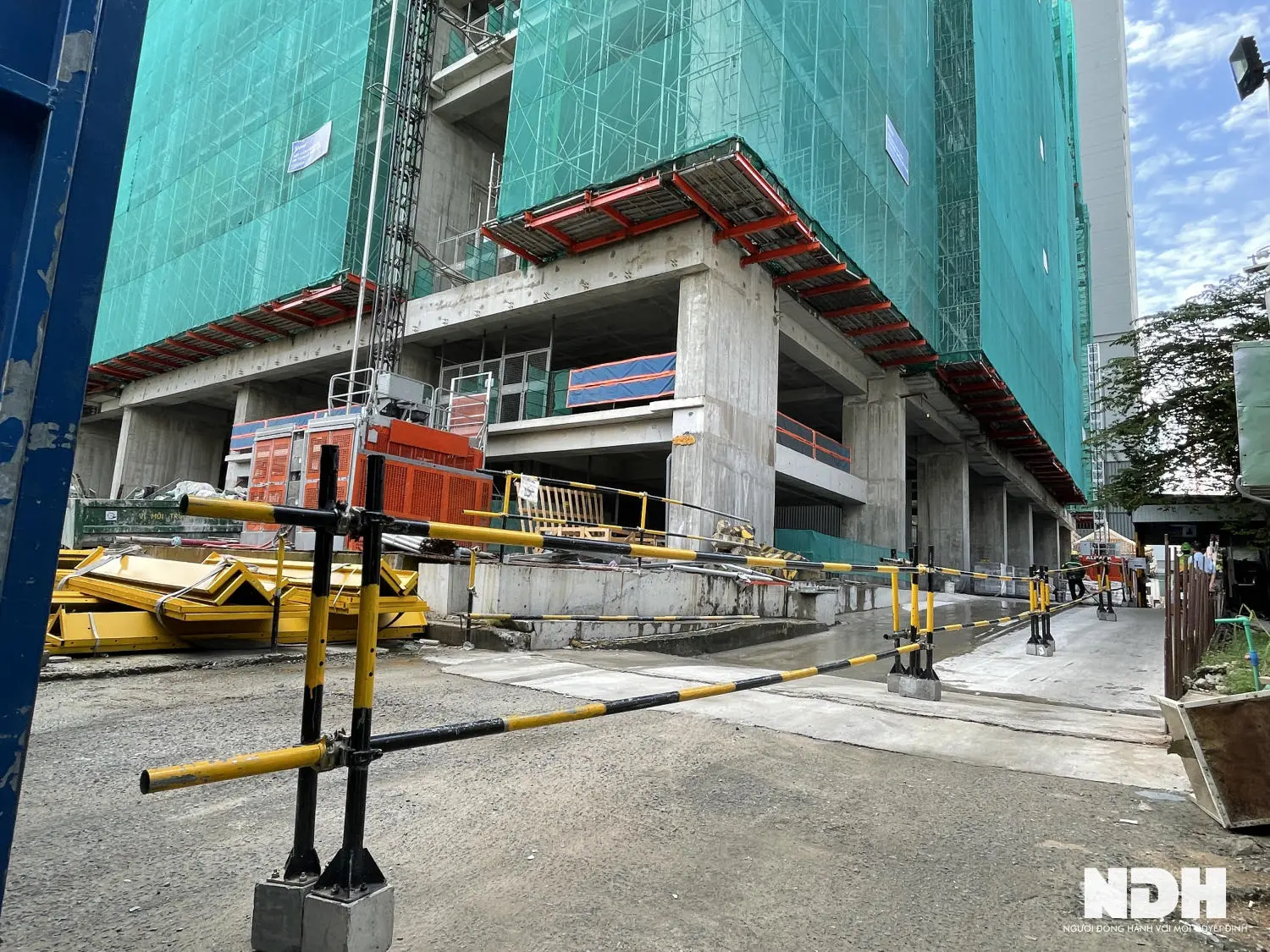 Barie chắn lối vào công trường dự án đang xây dựng