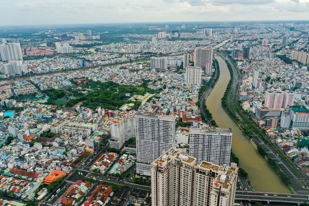 Khu dân cư TP HCM nhìn từ trên cao, con kênh chạy giữa các dãy nhà