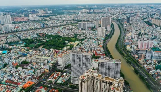 Khu dân cư TP HCM nhìn từ trên cao, con kênh chạy giữa các dãy nhà