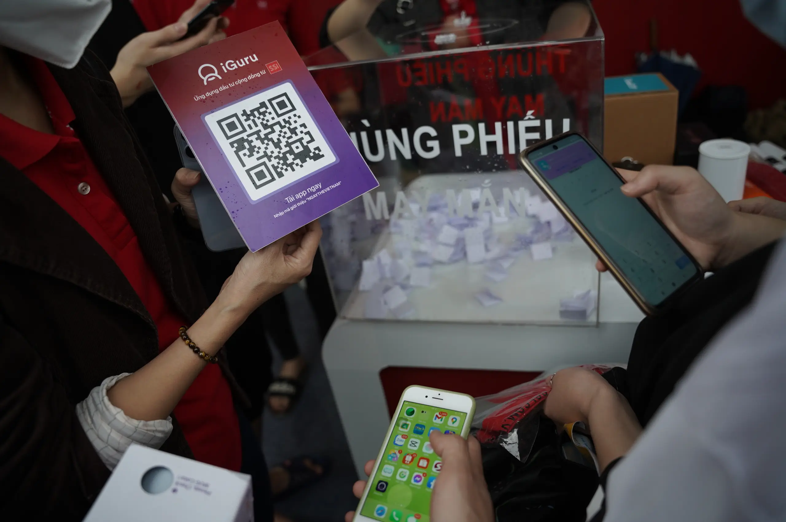 Bên cạnh mở tài khoản, các bạn trẻ còn được hỗ trợ tham gia ứng dụng đầu tư cộng đồng iGuru hoàn toàn mới, lần đầu được giới thiệu tại ngày thẻ