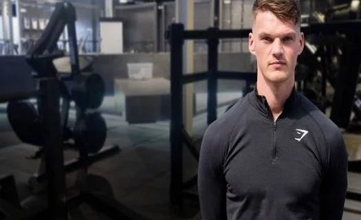 Nhà sáng lập Gymshark đứng trong phòng tập