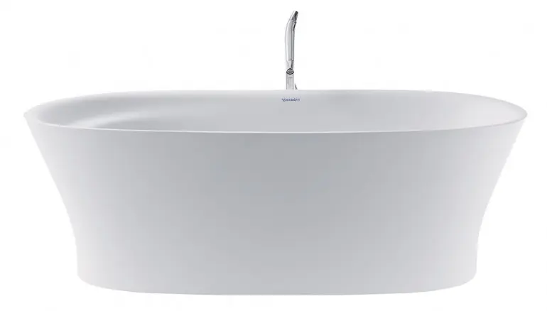 Bồn tắm trắng dáng bầu dục đặt giữa phòng