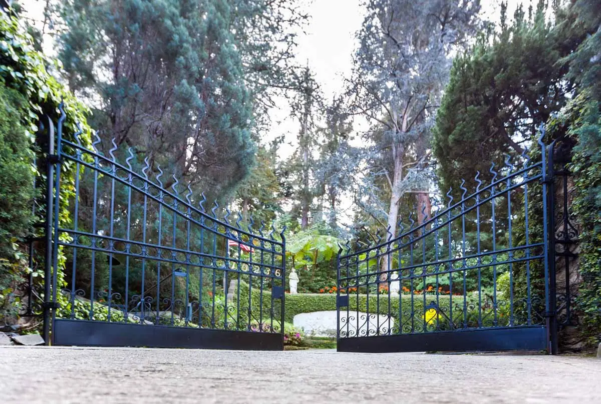 Căn biệt thự Playboy Mansion cũng từng được sử dụng làm bối cảnh trong nhiều bộ phim của Hollywood