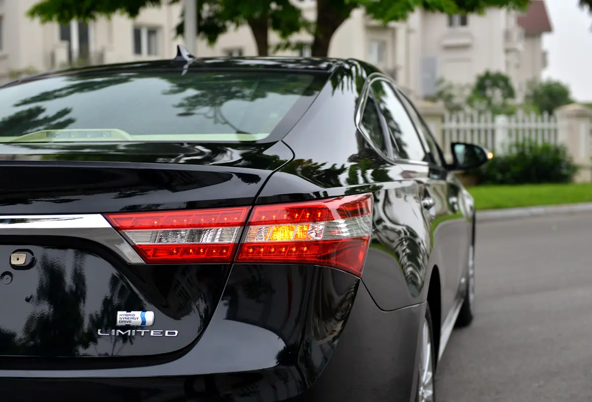 Cận cảnh đèn hậu và chữ Limited trên đuôi xe Toyota Avalon