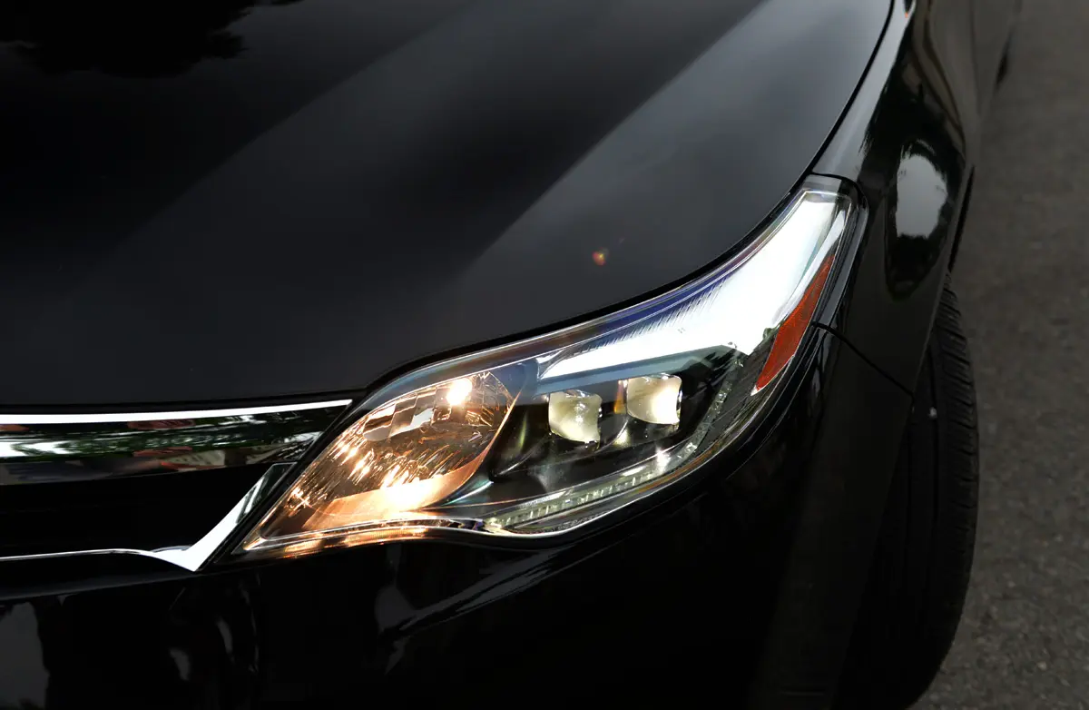 Cận cảnh đèn pha và nắp ca-pô Toyota Avalon