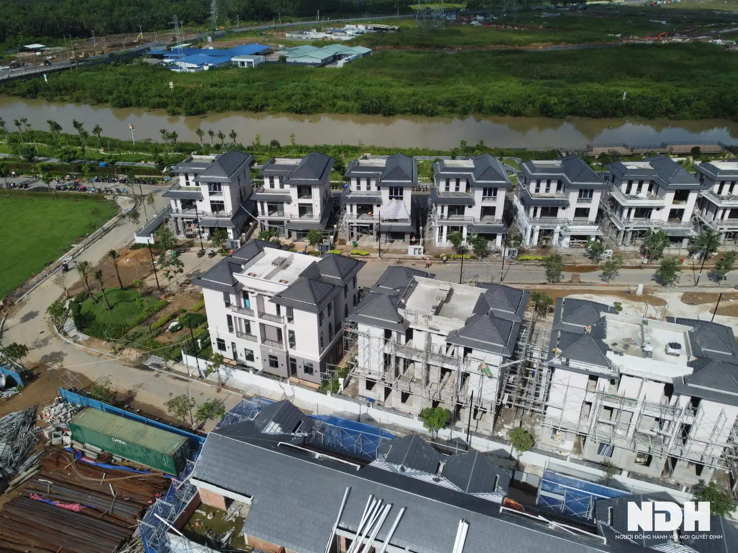 Cận cảnh một số căn biệt thự đơn lập, song lập bên trong dự án đã được cất nóc và đang được hoàn thiện thô phía ngoài
