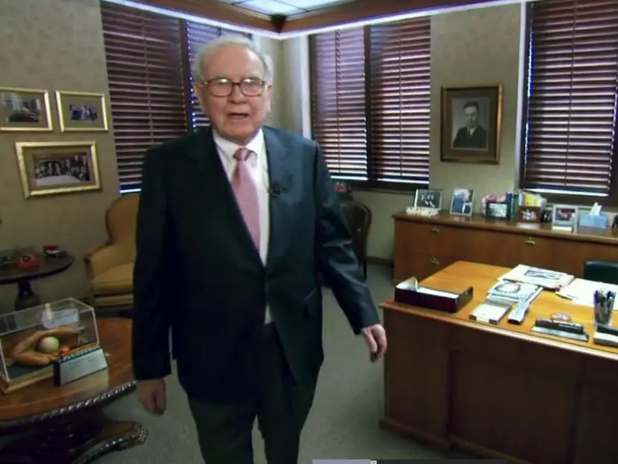 Căn phòng chứa đầy những bức ảnh của những nhân vật quan trọng đối với Buffett.