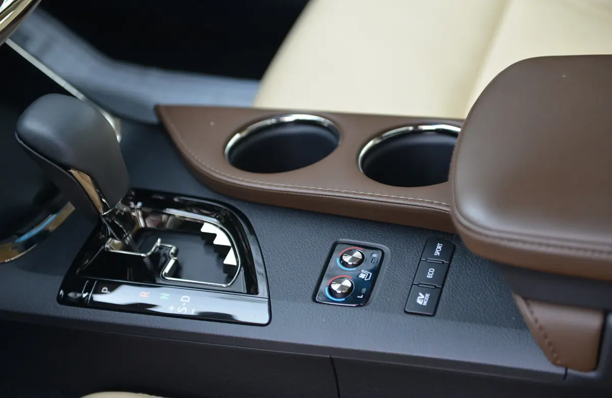 Cần số và hốc để cốc trên bệ trung tâm Toyota Avalon