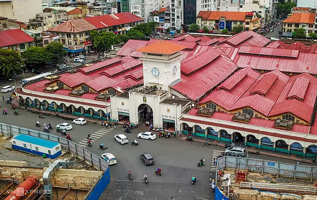 Chợ Bến Thành lúc vòng xoay phía trước đã bị phá dỡ để thi công ga ngầm metro, tháng 9/2019