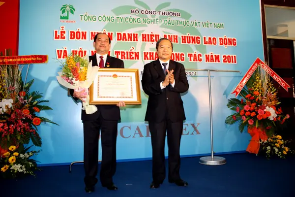 Chủ tịch kiêm Tổng giám đốc Vocarimex Đỗ Ngọc Khải nhận danh hiệu Anh hùng Lao động