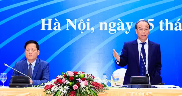 Chủ tọa đoàn tại đại hội cổ đông Petrolimex ở Hà Nội