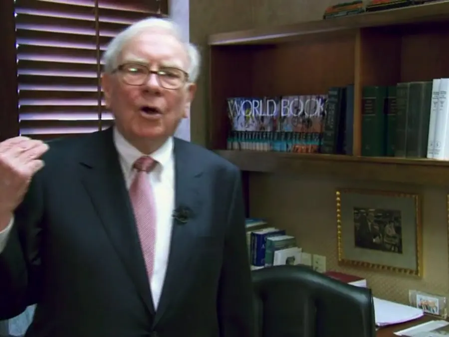 Có một cuốn bách khoa toàn tư World Book Encyclopedia trên giá sách của Buffett.
