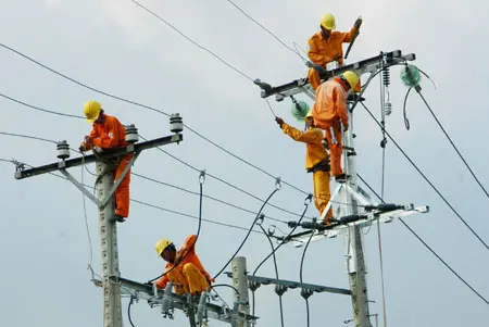 Công nhân điện lực làm việc trên cột điện