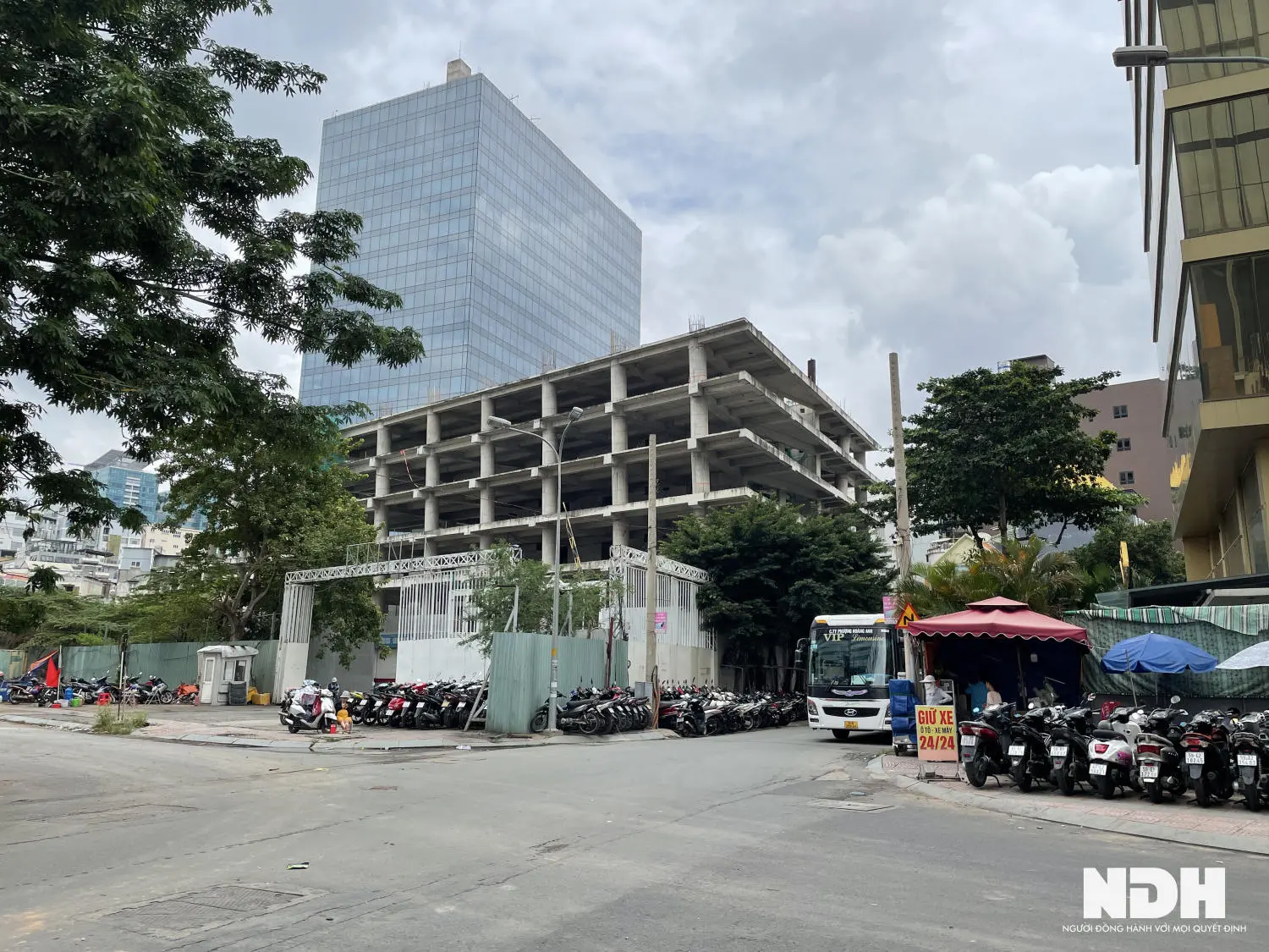 Công trình bê tông dang dở bên cạnh tòa nhà kính
