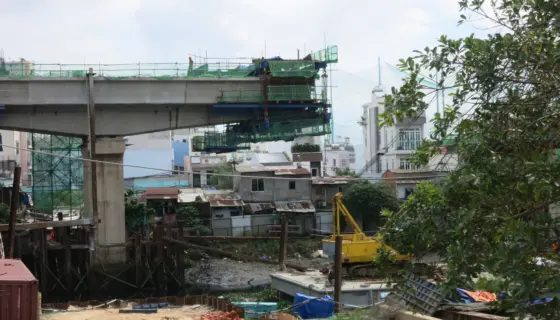 Công trường thi công tuyến metro số 1 TP HCM bên cạnh nhà dân
