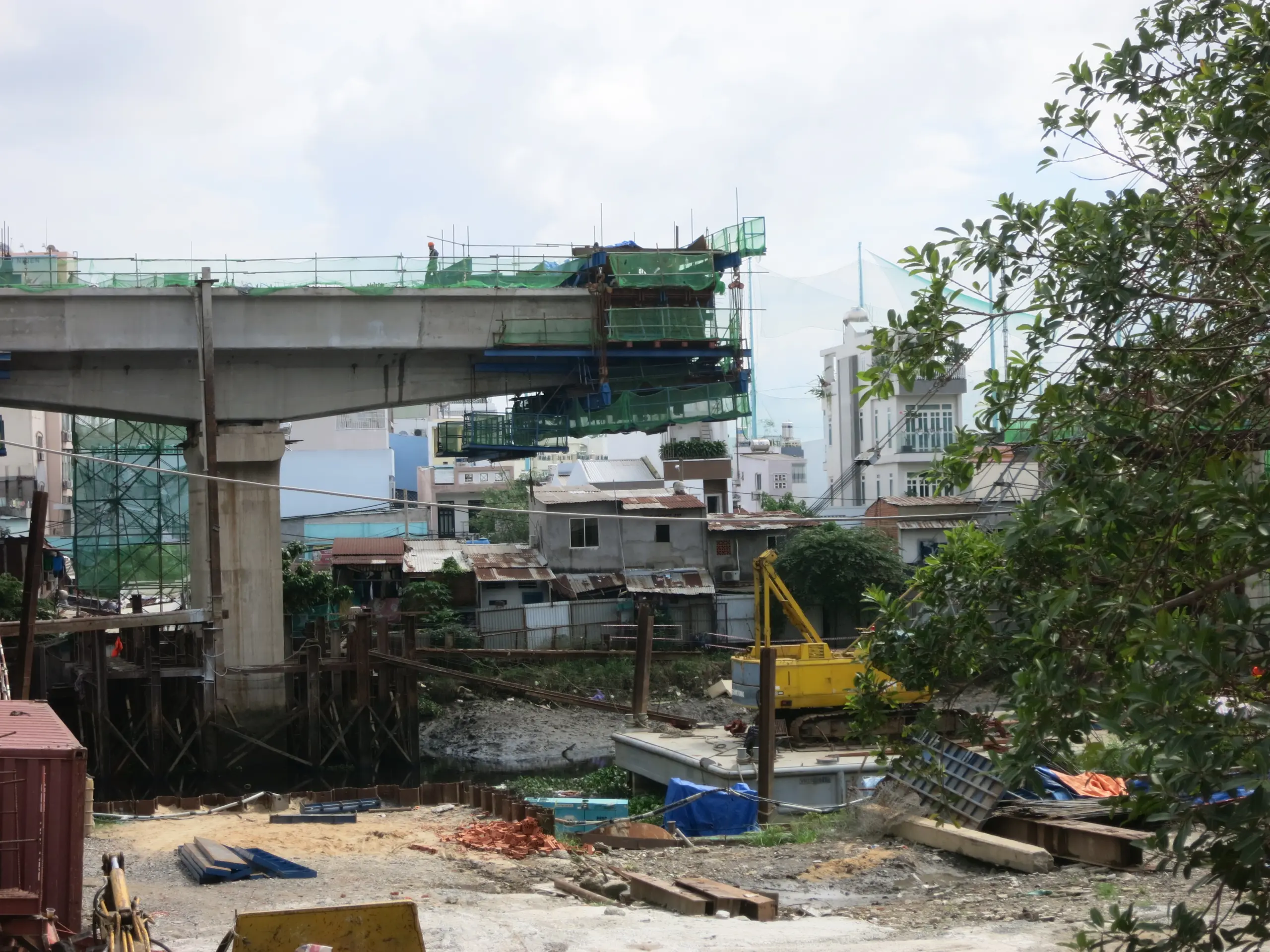 Công trường thi công tuyến metro số 1 TP HCM bên cạnh nhà dân