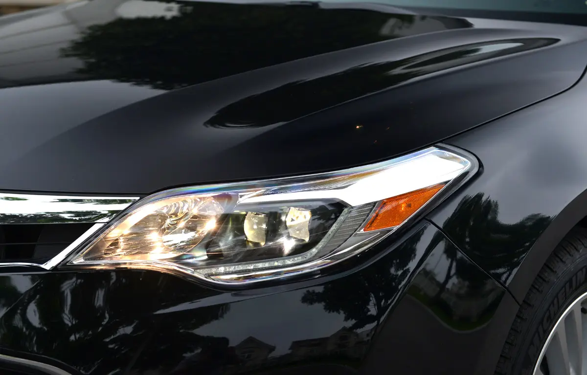 Cụm đèn pha của Toyota Avalon nhìn cận cảnh