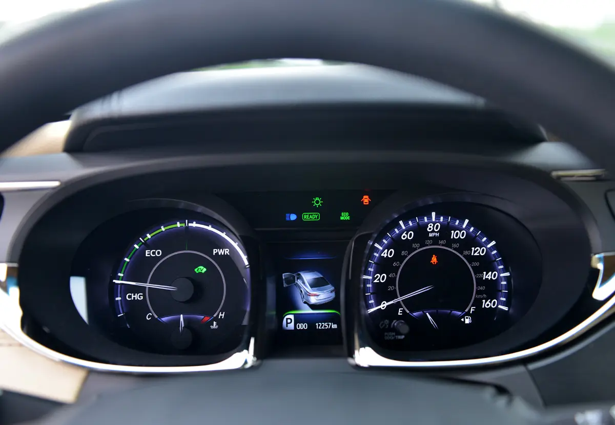Cụm đồng hồ sau vô lăng Toyota Avalon với màn hình thông tin ở giữa
