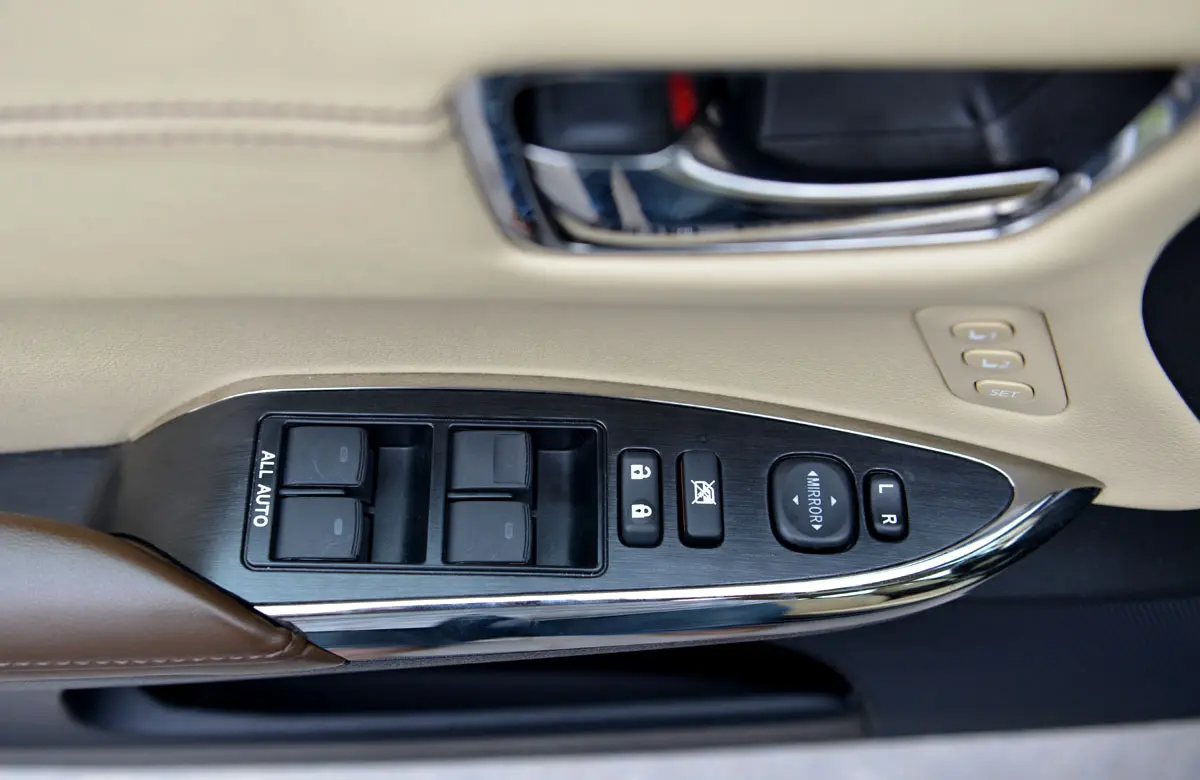 Cụm nút điều khiển cửa sổ trên tapi cửa Toyota Avalon