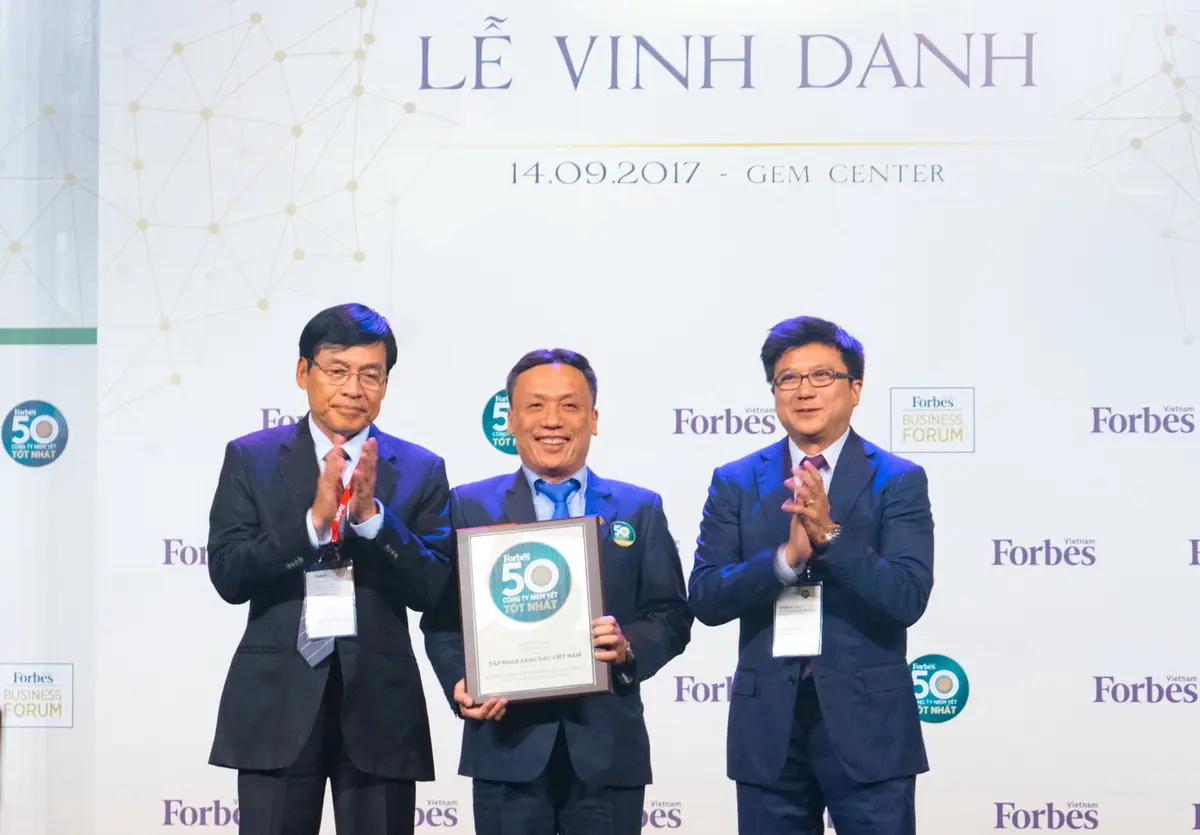 Đại diện PLX lên nhận giải