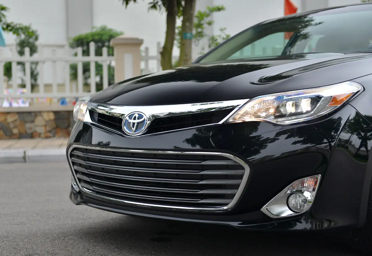 Đầu xe Toyota Avalon với lưới tản nhiệt kích thước lớn