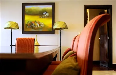 Decor rất đơn giản nhưng vẫn tạo cảm giác ấm cúng khi họp hoặc ăn uống trong phòng này