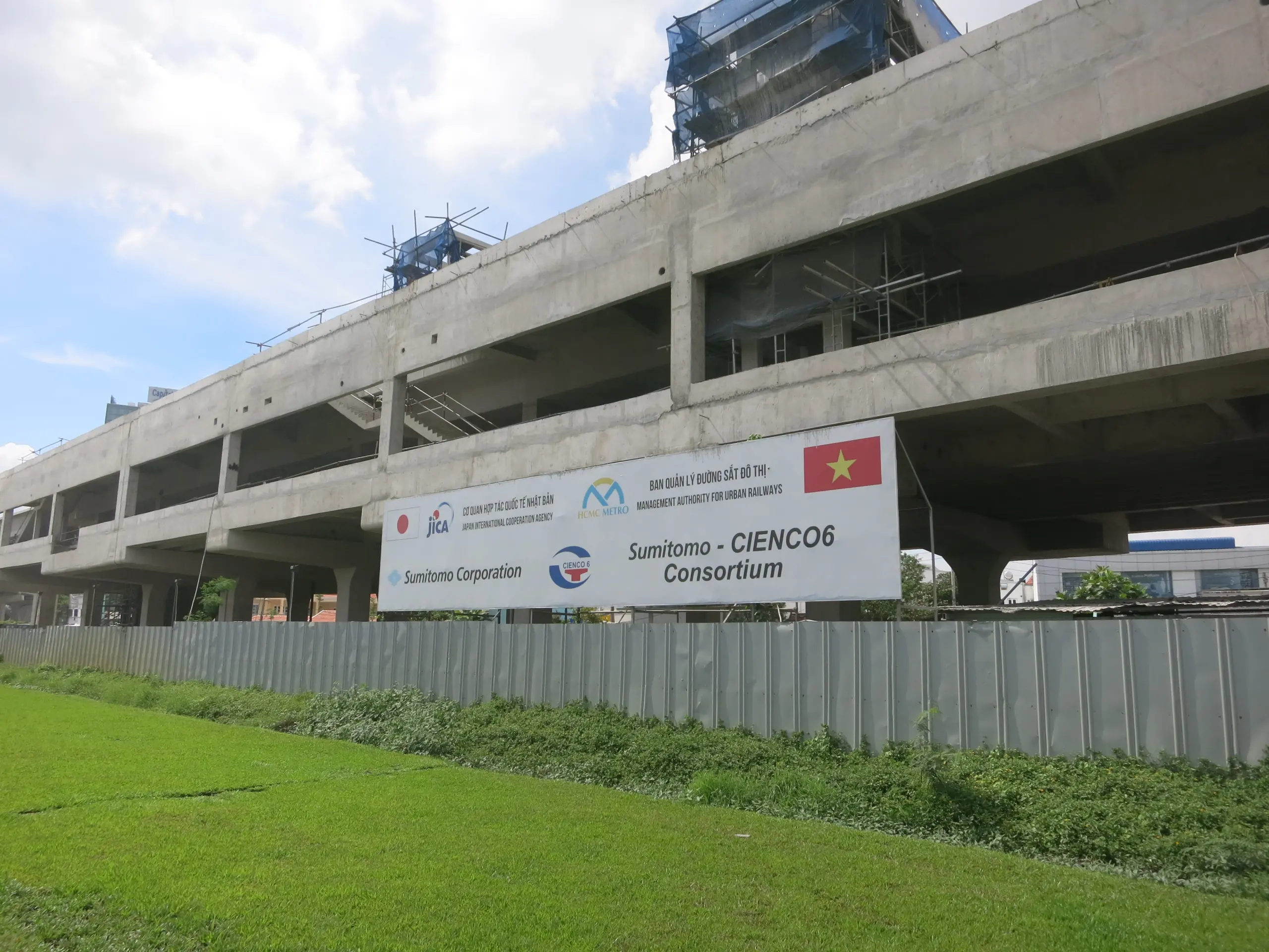 Đoạn trên cao tuyến metro số 1 TP HCM đã thành hình, phía trước là biển tên nhà thầu