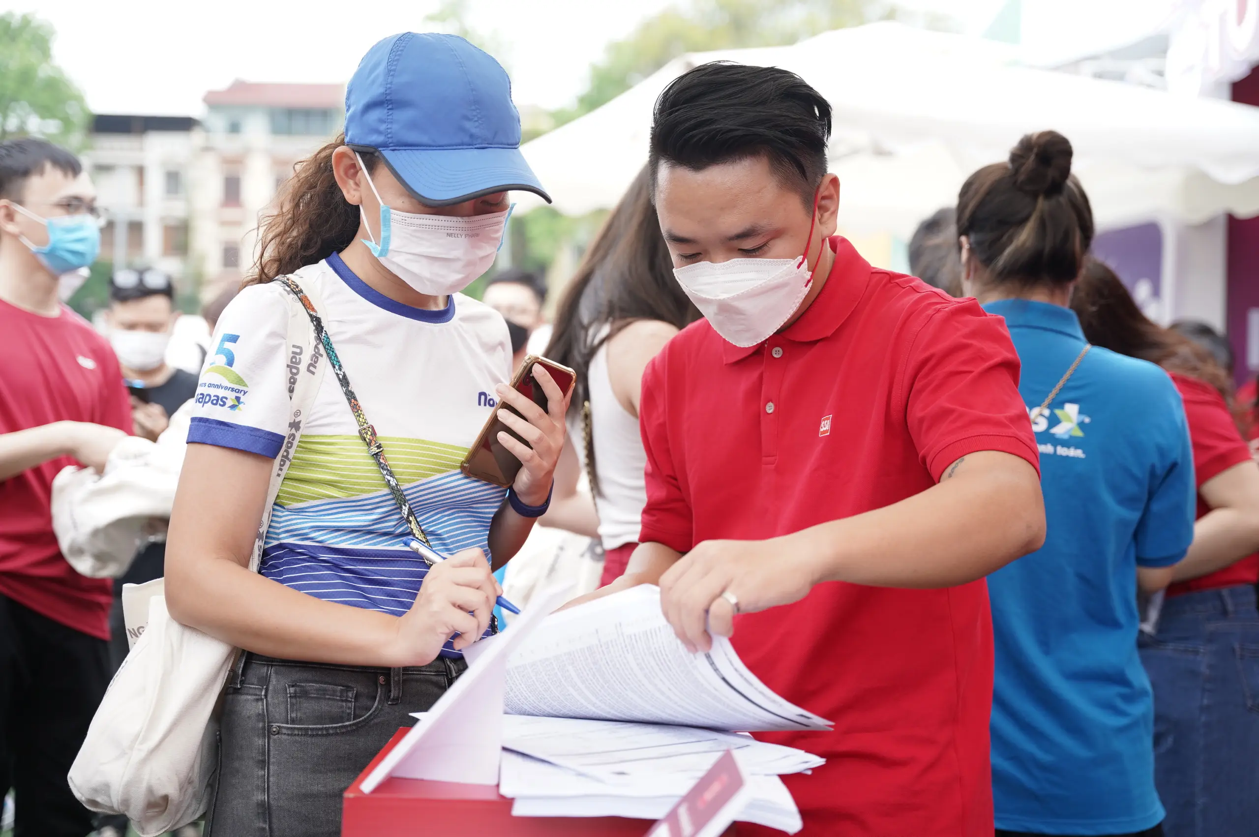 Đội ngũ nhân viên môi giới của SSI cũng sẵn sàng nhiệt tình tư vấn, hỗ trợ các bạn sinh viên tiếp cận kiến thức chứng khoán một cách hiện đại và dễ hi