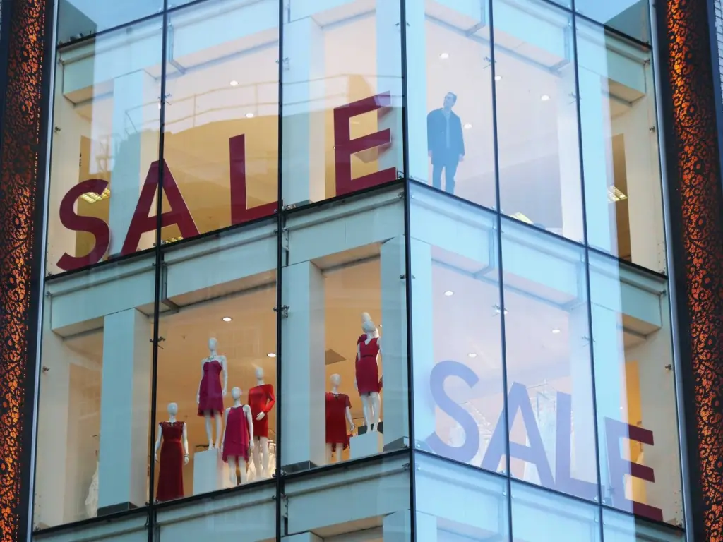 Dòng chữ "Sale" được in đậm cỡ lớn sẽ "lôi kéo" bạn vào cửa hàng, tuy nhiên, thực tế cho thấy chẳng mấy khi bạn mua những đồ "sale" khi bước vào.