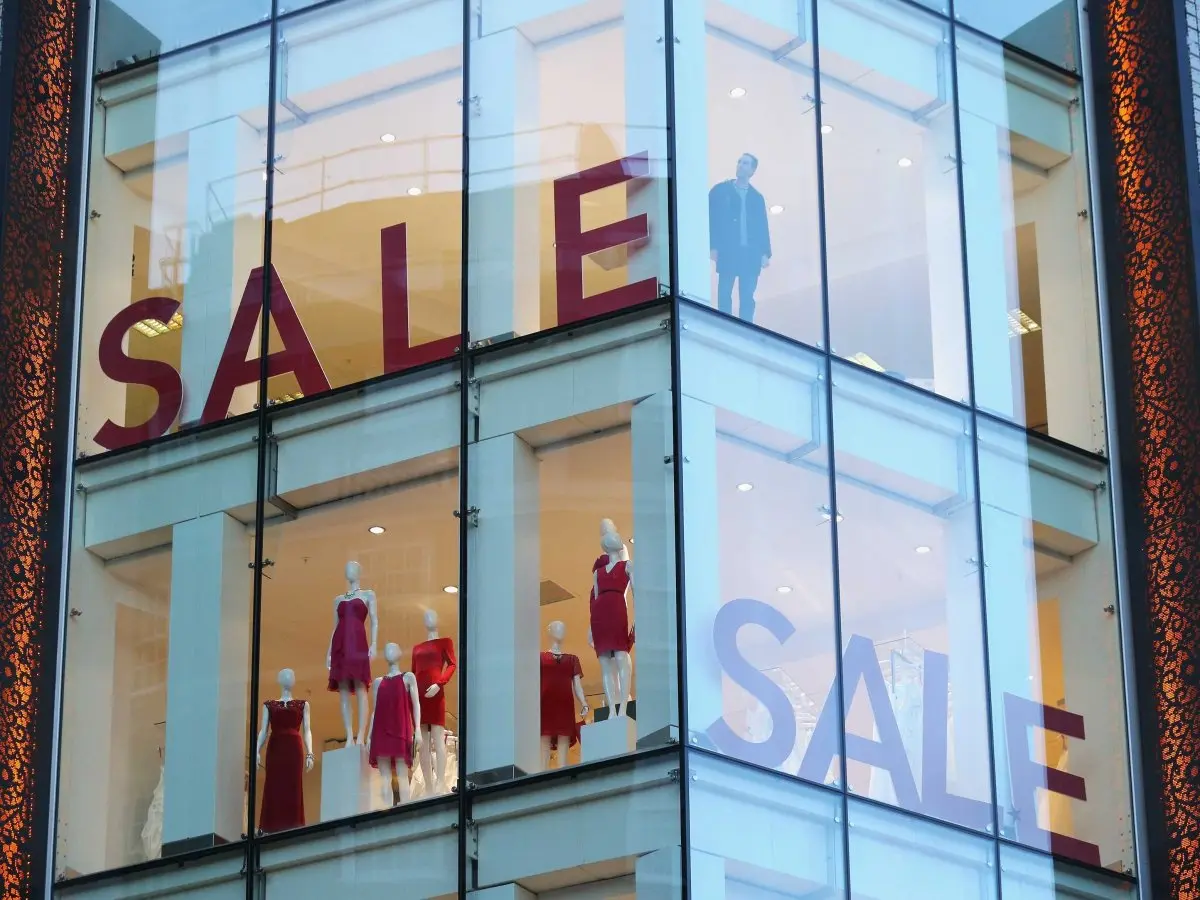 Dòng chữ "Sale" được in đậm cỡ lớn sẽ "lôi kéo" bạn vào cửa hàng, tuy nhiên, thực tế cho thấy chẳng mấy khi bạn mua những đồ "sale" khi bước vào.