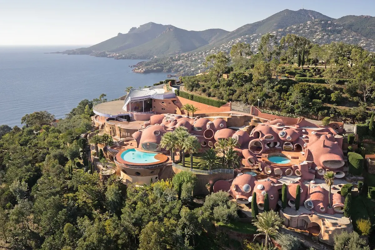 Đúng với tên gọi, Palais Bulles gây ấn tượng với thiết kế giống như những quả bóng đang dính liền nhau