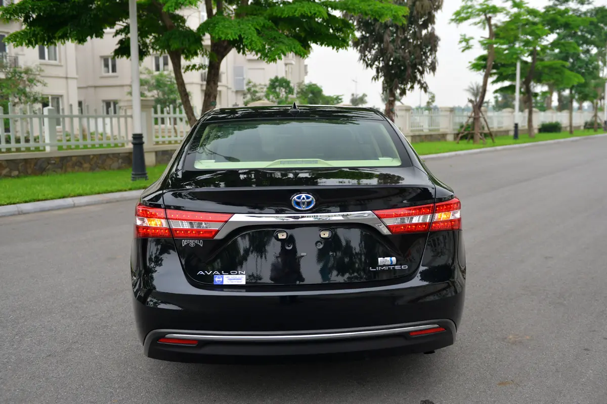 Đuôi xe Toyota Avalon với dải đèn hậu nối liền