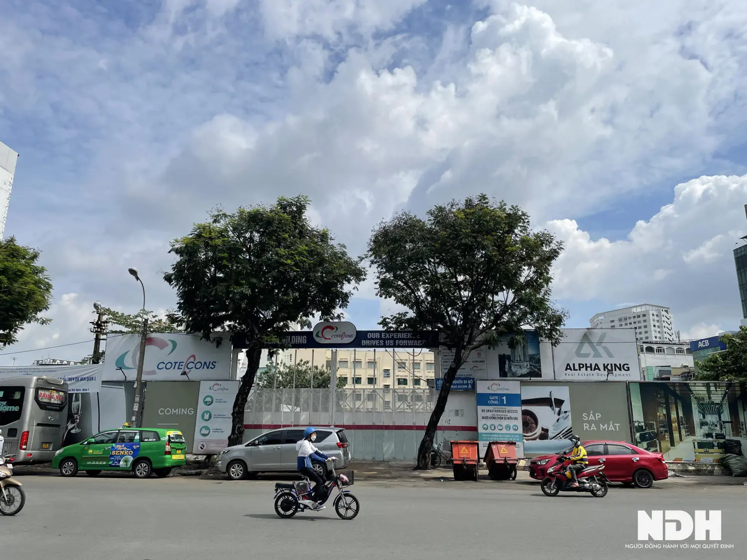 Đường phố trước khu đất dự án, phía sau là dãy nhà thấp tầng