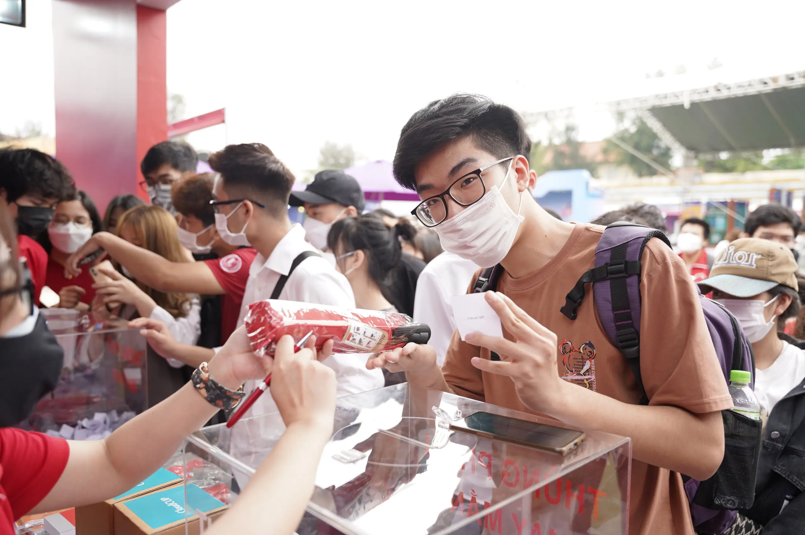 Gian hàng SSI đã chuẩn bị hàng nghìn phần quà giá trị đã được trao cho các bạn trẻ đến trải nghiệm tại gian hàng