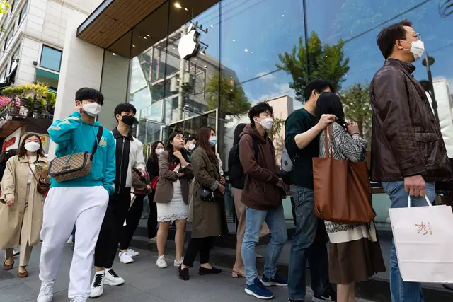Hàng dài bên ngoài cửa hàng Apple Store ở quận Gangnam của Seoul